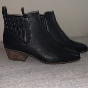Black ankle boots with small heal